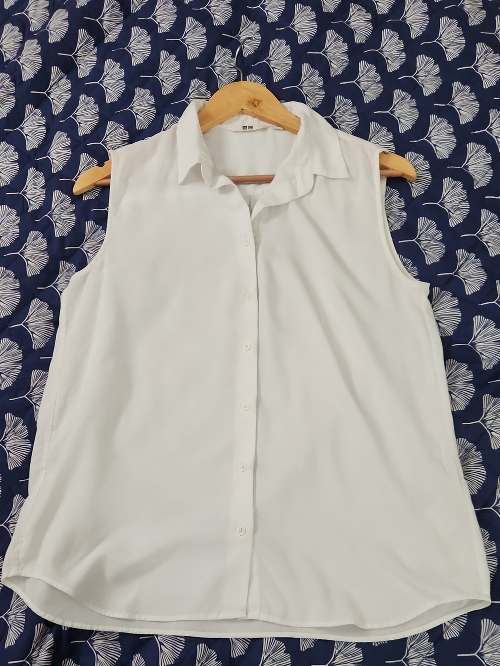 Uniqlo Sleeveless Buttondown White Blouse Size Medium